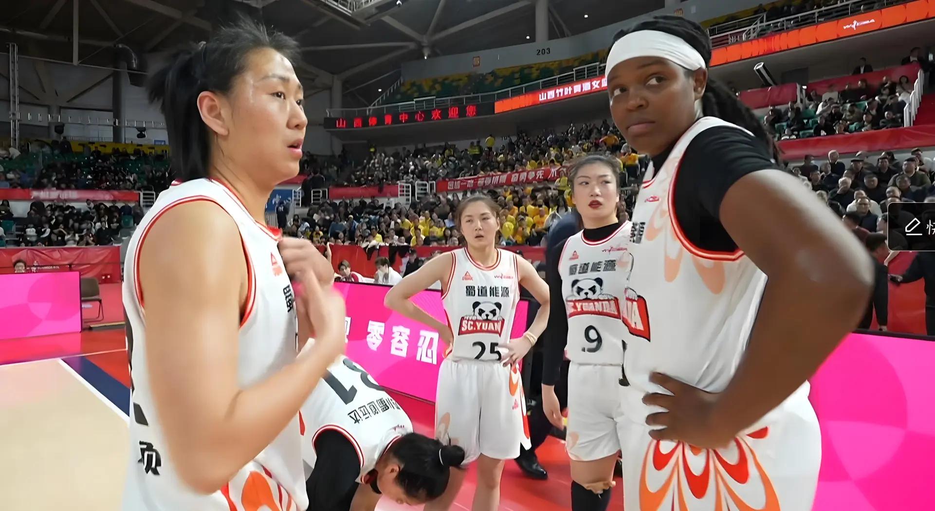 低级别篮球联赛决赛震撼战罢，险胜夺冠