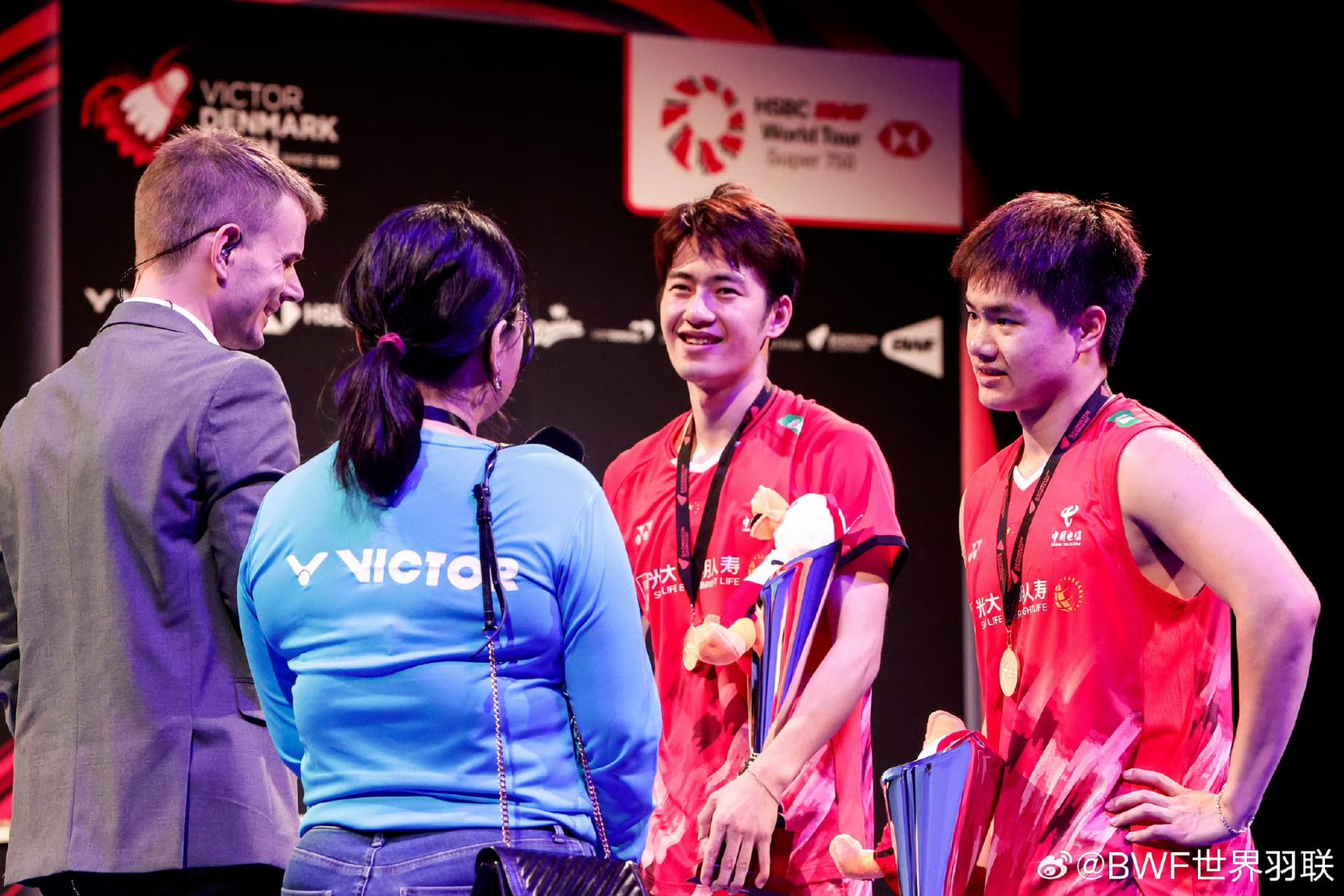 雷速官网-中国羽毛球队强势丹麦羽毛球队，辛杜统治全场