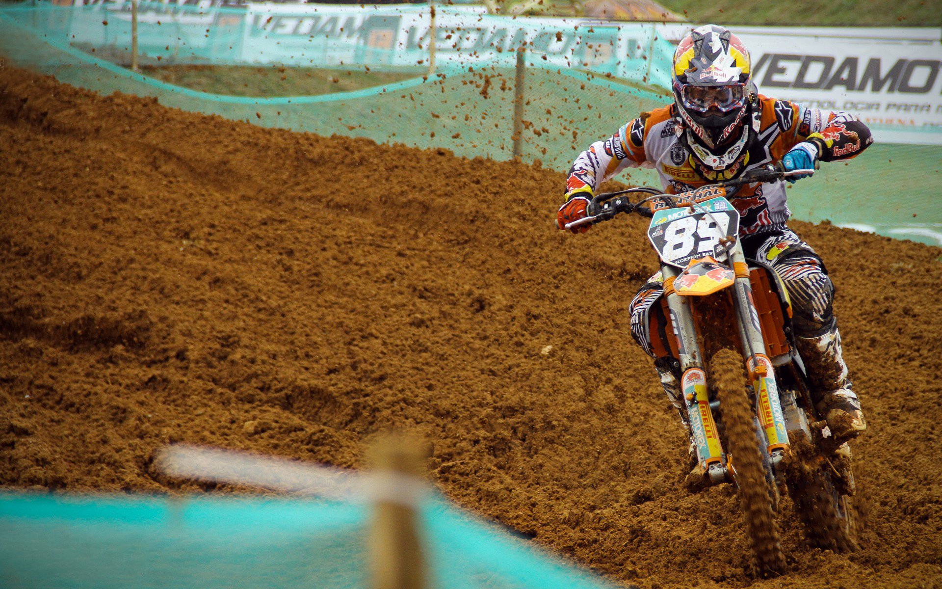 赛道与绿茵的交响，范戴克如何让F1争冠之夜记住他的名字